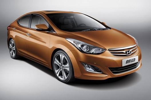 　　北京現(xiàn)代朗動分別搭載1.6L和1.8L兩種發(fā)動機，共7款車型。“流體雕塑”設計理念持身的朗動看上