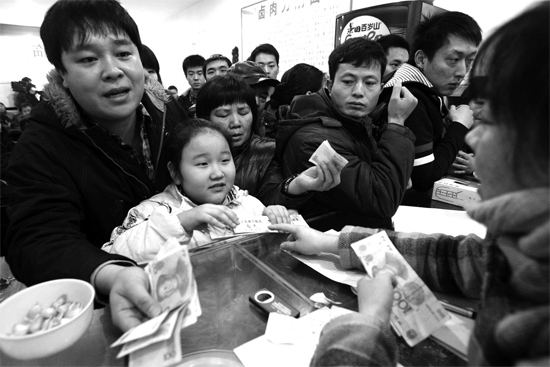 1月30日，李剛小面館收銀臺(tái)前，更多的市民大量買走“面卡”帶回家去