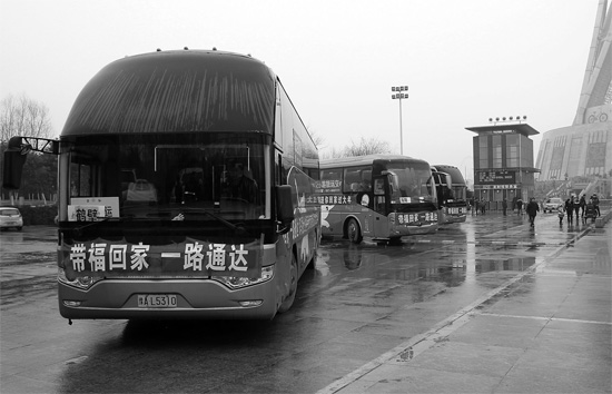 昨天上午10點(diǎn)，17輛愛心大巴從中原福塔廣場(chǎng)發(fā)車