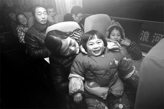坐上愛心大巴，乘客滿臉喜悅
