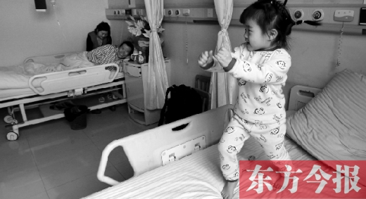 2月7日，春節(jié)前的第3天，雖然傷口很是疼痛，但3歲女兒可愛的“騎馬舞”是李剛最好的“止痛藥”
