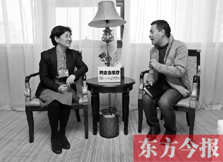 全國人大代表、省文化廳廳長楊麗萍（左）在接受“兩會會客廳”采訪