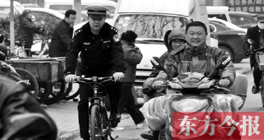 為了倡導綠色出行，鄭州市交警三大隊民警以身作則騎自行車上下班