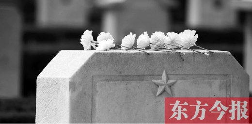 清明假期里，各界人士來到鄭州烈士陵園，緬懷先烈。一座無名烈士的墓碑上，擺放著人們帶來的白花