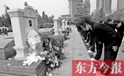 清明節(jié)，鄭州烈士陵園。學生在吉鴻昌烈士墓前鞠躬致禮
