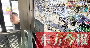 4月6日，鄭州市108路公交車一整塊車窗玻璃被鋼珠擊碎