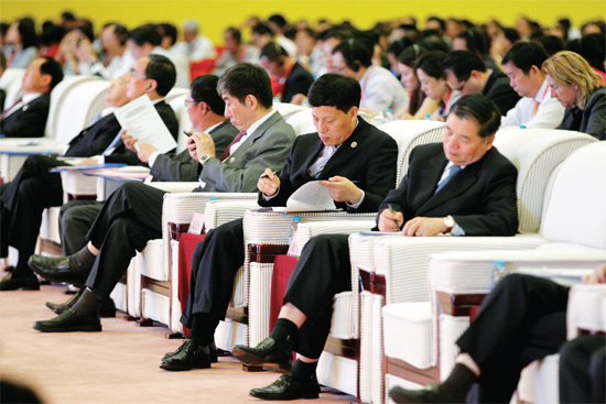 在推介會上，省長謝伏瞻（前排右二）在認(rèn)真記錄嘉賓的發(fā)言