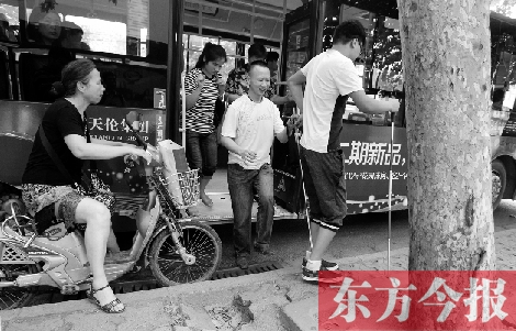 每到下車時，宋鵬（右一）和胡興開（右二）都很艱難，好在周圍的市民都挺照顧的