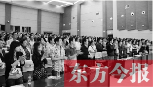 演員謝幕時(shí)，沒有觀眾離場(chǎng)，而是全部起立熱烈鼓掌