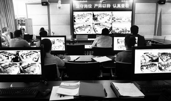 2013年高考首日，鄭州市國家考試考務(wù)指揮中心內(nèi)，工作人員通過監(jiān)控器遠(yuǎn)程監(jiān)考