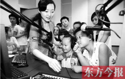 河南廣電全媒體小記者參觀河南電臺(tái)教育廣播樂(lè)活1066，體驗(yàn)當(dāng)主持人的樂(lè)趣
