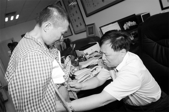 昨天，陜西西安第四軍醫(yī)大學唐都醫(yī)院骨腫瘤專家范清宇教授（右）在為李剛做檢查