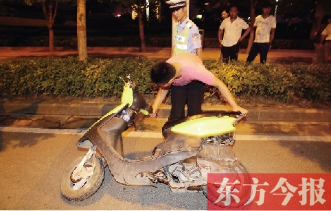 7月9日夜，鄭東新區(qū)街頭，鄭州市交巡警六大隊(duì)民警查住一輛“炸街”摩托車