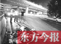 昨日凌晨3時(shí)，鄭州市區(qū)河醫(yī)立交橋下，交警在勘察現(xiàn)場(chǎng)