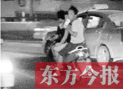 盡管剛剛發(fā)生摩托車車禍，現(xiàn)場(chǎng)很快又現(xiàn)載人摩托車疾馳