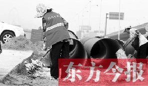 鄭州市鄭東新區(qū)，烈日下工作的環(huán)衛(wèi)工