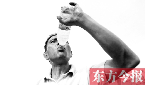 高溫天氣下，鄭州自來水搶險(xiǎn)工人老趙經(jīng)常是喝水趕不上出汗