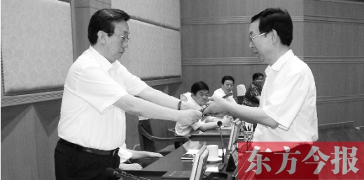省人大常委會主任郭庚茂向有關(guān)被任命人員頒發(fā)了任命書。圖為新任省發(fā)改委主任孫廷喜在接受任命書