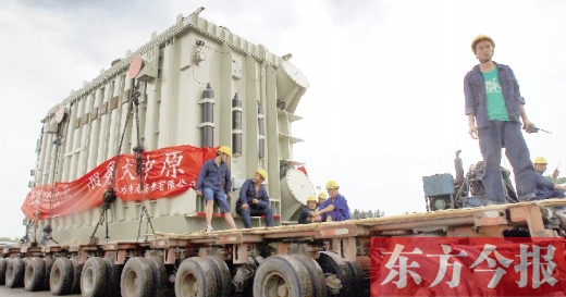 天降大雨，加大了行走的難度，工人們用支桿頂起沿途的電纜