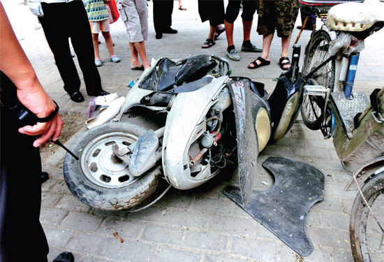 8月3日，棉紡路與六廠前街交叉口附近一輛水泥罐車突然爆胎，路邊一輛電動車被沖擊波震翻報廢