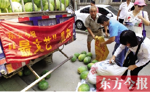 昨日，得知“最文藝瓜農(nóng)”祁老漢（左一）被困，市民紛紛購愛心瓜