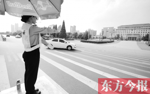 昨日，駐馬店市開源大道，女交警冒高溫指揮交通
