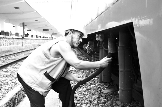 昨日，商丘火車站給水員在烈日下工作