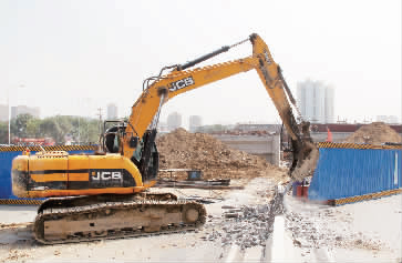 南陽路、北環(huán)快速路立交橋?qū)⑦M行封閉施工，圖為工人正在拆除隔離欄