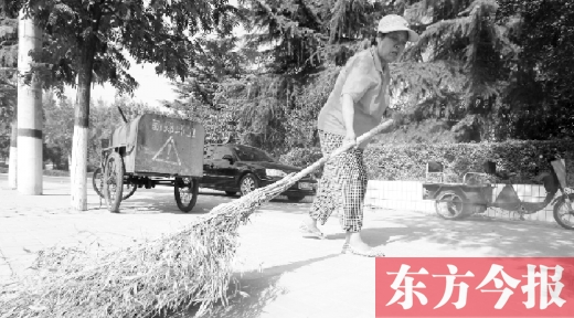 昨天下午4點，新鄭市溱水路，64歲的陳明花正在打掃衛(wèi)生，這一段曾是靳春波負責的路段