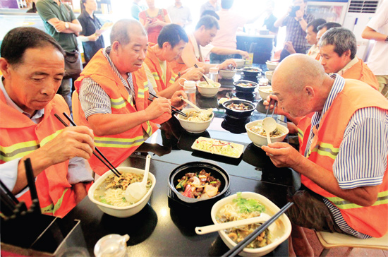 8月18日中午，鄭州市商城路一家飯店邀請33位一線環(huán)衛(wèi)工免費(fèi)吃頓飯