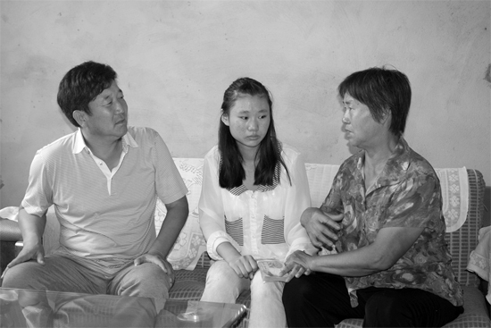 “商丘最美女兒”李丹（中）捐骨髓救母，愛心人士（左）送來1萬元愛心款