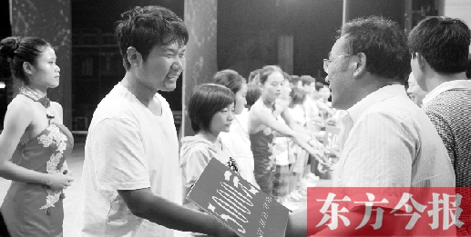 8月25日，河南電視臺(tái)8號(hào)演播廳，寒門學(xué)子每人拿到了5000元助學(xué)金
