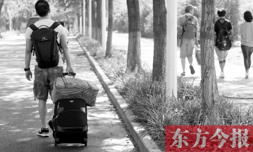 滿載著家人的希望，沿著學(xué)校的路標(biāo)，鄭州大學(xué)新生入學(xué)了，一位新生自己帶著行李來報(bào)到