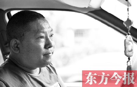 鄧太和帶父親去看病，兩天都沒打開過出租車后備廂