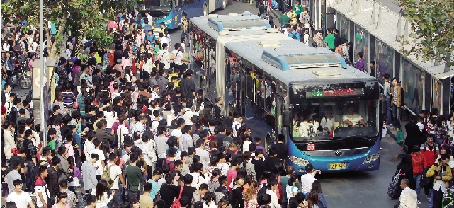 鄭州火車站，等候公交車的人們 東方今報(bào)記者 劉棟杰圖