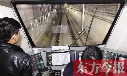 為了地鐵一號(hào)線在年底按期投入試運(yùn)營(yíng)，大家正在緊張調(diào)試