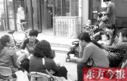 鄭州未來路附近的一家小兒推拿店，等待為孩子做推拿的家長在門口排起了隊(duì)