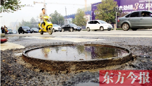 鄭州市航海路與興華南街交叉口當(dāng)中，一處突出地面的窨井口隨時(shí)“伏擊”著粗心的路人