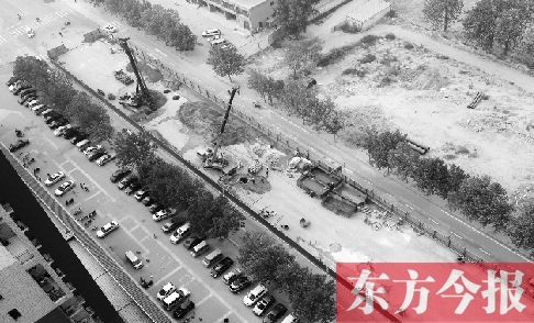 鄭州市隴?？焖俾方ㄔO(shè)已經(jīng)開工，昆侖路與華山路之間的道路已經(jīng)封閉