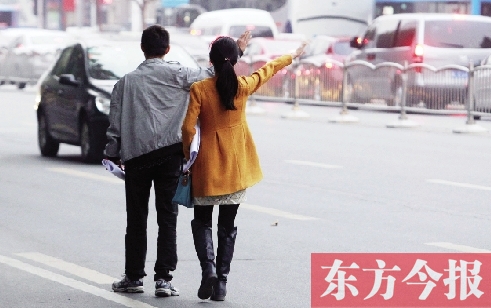 昨日下午5時(shí)30分，鄭州市花園路口公交站，一對(duì)青年正焦急等車