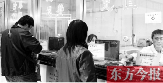據(jù)統(tǒng)計(jì)，在鄭州市第一人民醫(yī)院，已有200余人次持健康卡就醫(yī)