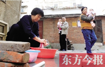 停水期間，一個水龍頭，12戶居民交替使用