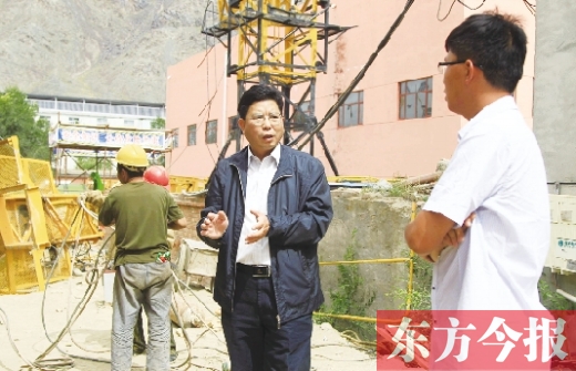 新鄉(xiāng)市援疆前方指揮部指揮長、伊吾縣委副書記鄭援越（中）深入一線調(diào)研