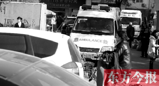 馬路上的機動車越來越多，臨著大路鄭州市第一人民醫(yī)院門口，出急診的救護車常常遭遇堵車