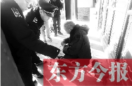 昨日，鄭州市管城區(qū)執(zhí)法局對(duì)轄區(qū)一只狗狗檢查是否辦過(guò)證 東方今報(bào)首席記者 劉棟杰 攝
