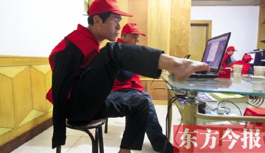 12月2日，一名“豫殘聯(lián)盟”志愿者正通過網(wǎng)絡、微博等聯(lián)絡著各地殘疾人朋友 東方今報首席記者 張曉冬