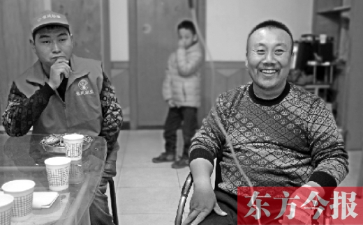 12月2日，“豫殘聯(lián)盟”辦公室里，袁海軍打著點(diǎn)滴與殘疾人朋友們探討著接下來(lái)的公益事業(yè)