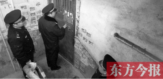 12月3日，鄭州市隴海路。執(zhí)法人員欲進(jìn)入一戶未辦狗證的居民家中，強(qiáng)行將狗帶走