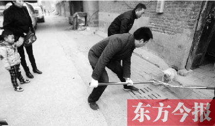 12月3日，鄭州市隴海路。執(zhí)法人員對(duì)一只“辦了證卻不系繩”的狗進(jìn)行捕捉