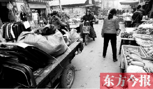 和所有的都市村莊一樣，老鴉陳也充滿著形形色色的人，窄窄的巷子因占道經(jīng)營變得更加狹窄